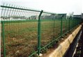 青岛高速公路护栏网 工厂防护栏 车间隔离栅 围墙网 小区围网 球场围栏 图片